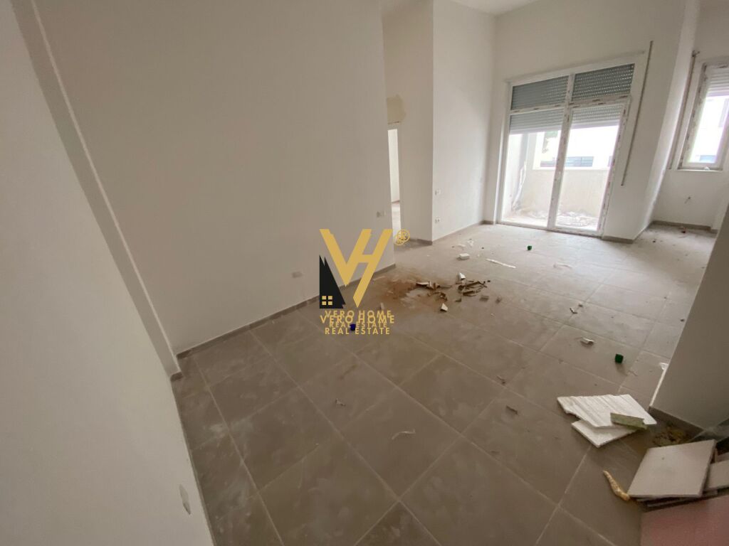 JEPET ZYRE 100 M2 ME QERA NE QENDER 1.000 EURO