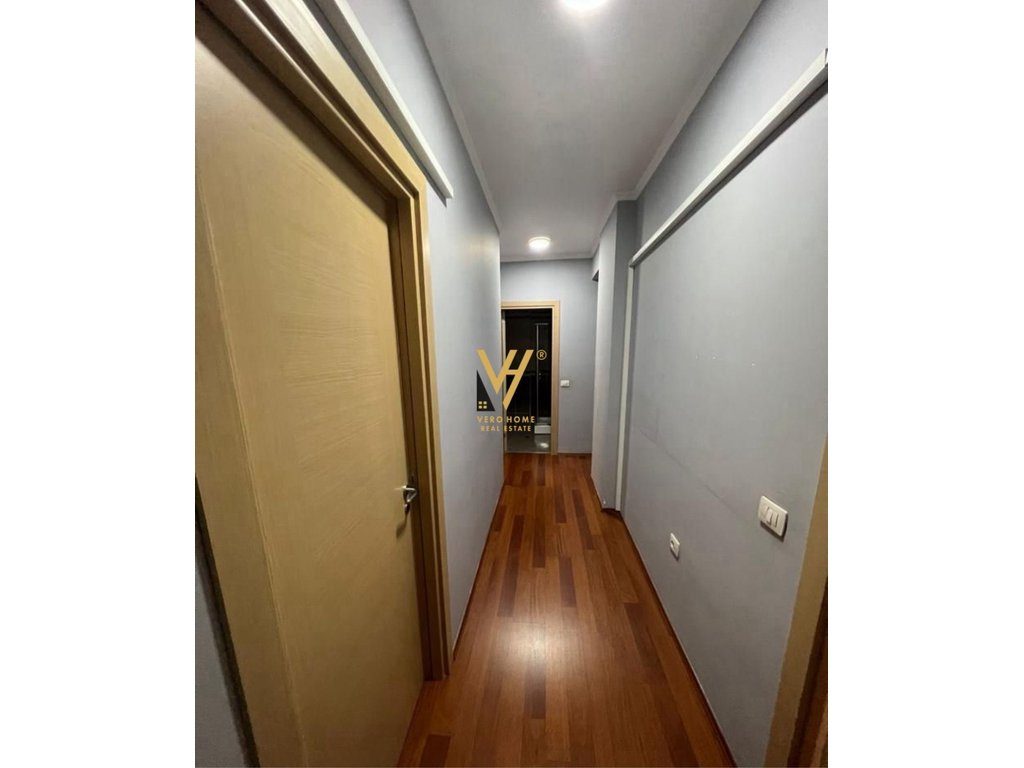 JEPET ZYRE 130 M2 ME QIRA TE 5 MAJI, QENDRA CONCORD 950 EURO 4