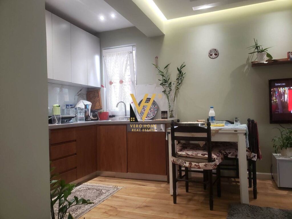 Shitet Apartament 3+1+ballkon te Rruga e Elbasanit 90 m2