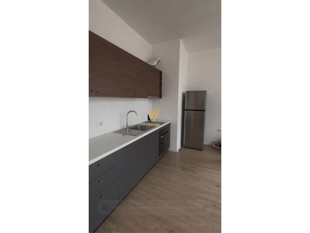 JEPET ZYRE 65 M2 ME QERA TEK RRUGA RIZA CEROVA 450 EURO