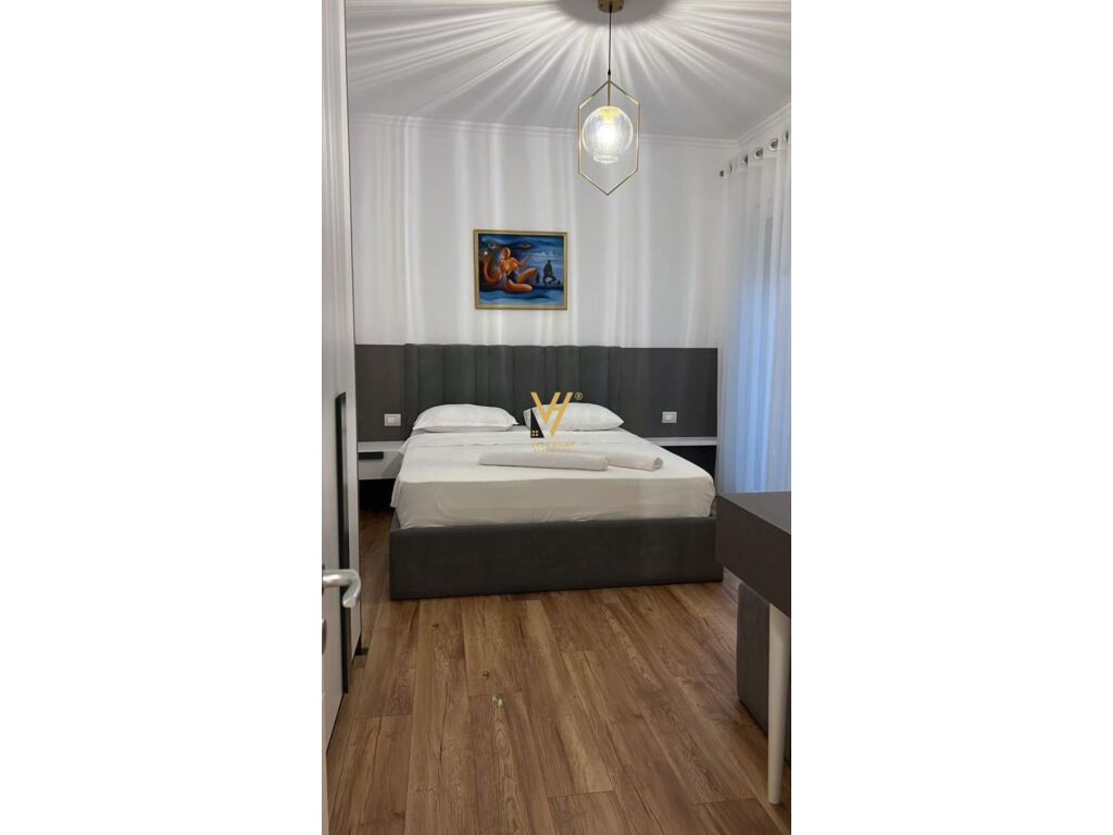 Jepet Apartament 2+1+2+ballkon me qera te Pazari i Ri 126 m2 1