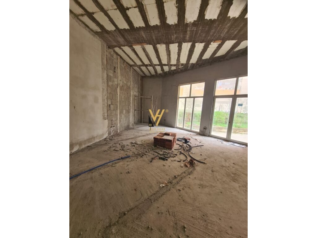Shitet Ambient Biznesi te Liqeni i Thate 120 m2 4