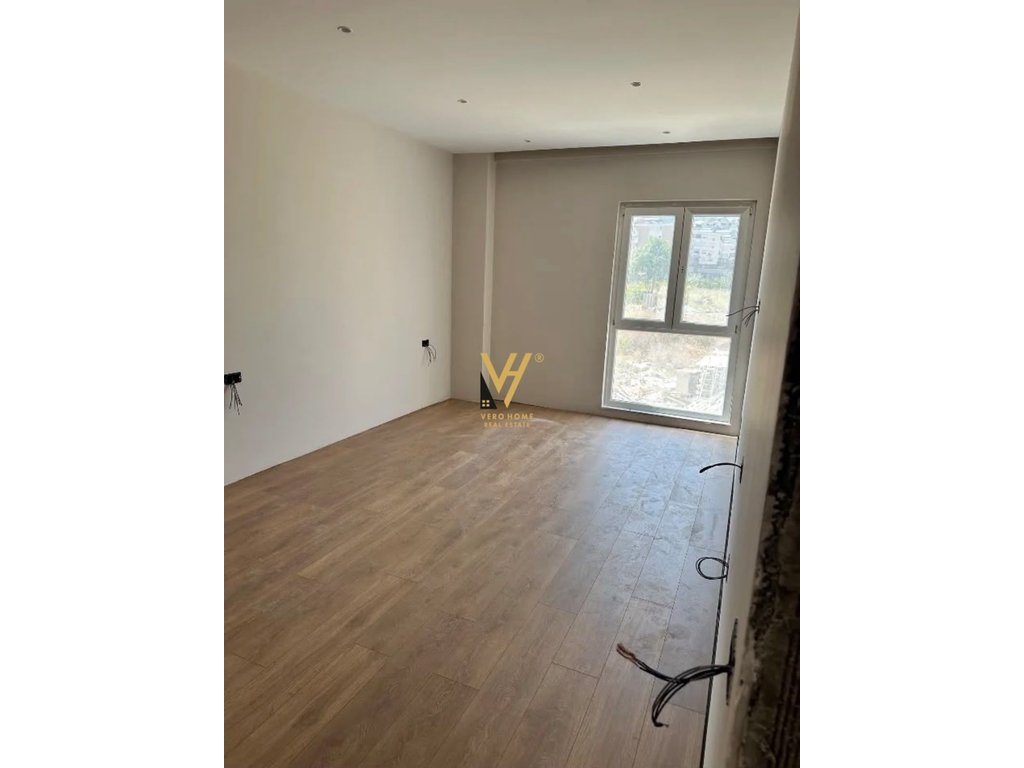 JEPET AMBIENT BIZNESI 117 M2 ME QERA TE KOMUNA E PARISIT 1.900 EURO 2