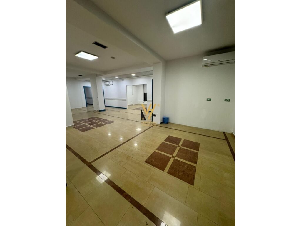 Jepet zyre me qera te Rruga Ferit Xhajko 280 m2 2