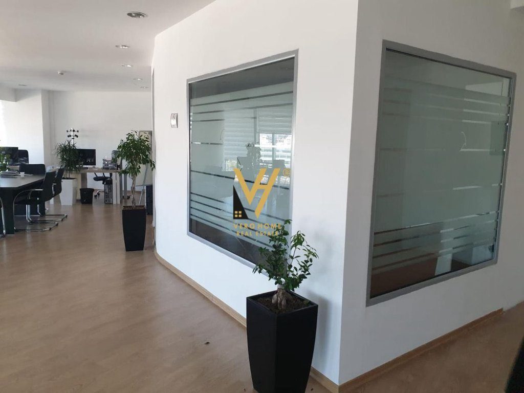 JEPET ZYRE 139 M2 ME QERA TE RRUGA E ELBASANIT 3.800 EURO 2