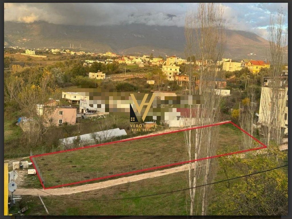 JEPET TOKE 1.300 M2 ME QERA TE RRUGA E DAXHIT, SAUK 700 EURO