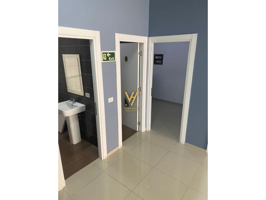 Jepet zyre me qera te Qendra Kristal 220 m2 2