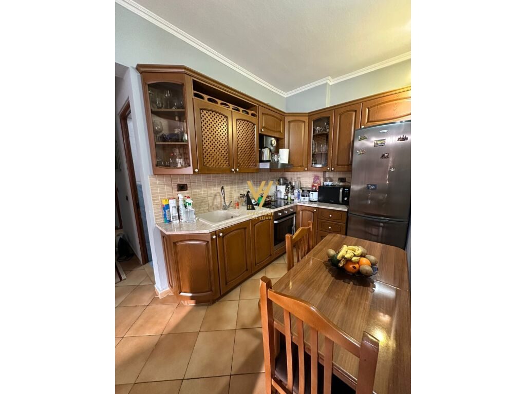 Shitet Apartament 3+1+2+ballkon te Komuna e Parisit 94 m2 3