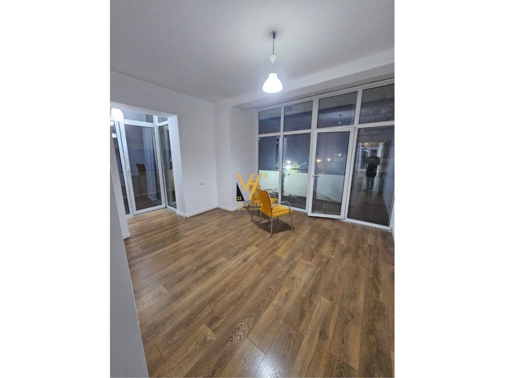 JEPET ZYRE 166 M2 ME QERA TE KOMUNA PARISIT 130.000 LEKE 2