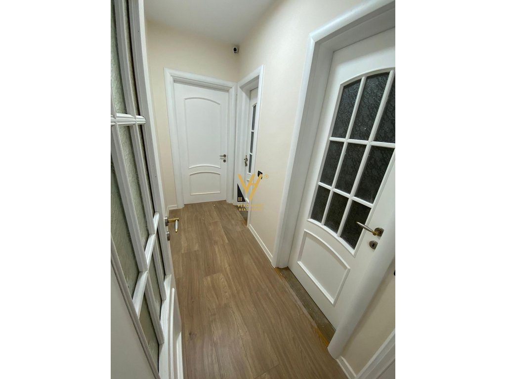 JEPET ZYRE 180 M2 ME QERA TE RRUGA E KAVAJES 1.850 EURO 3