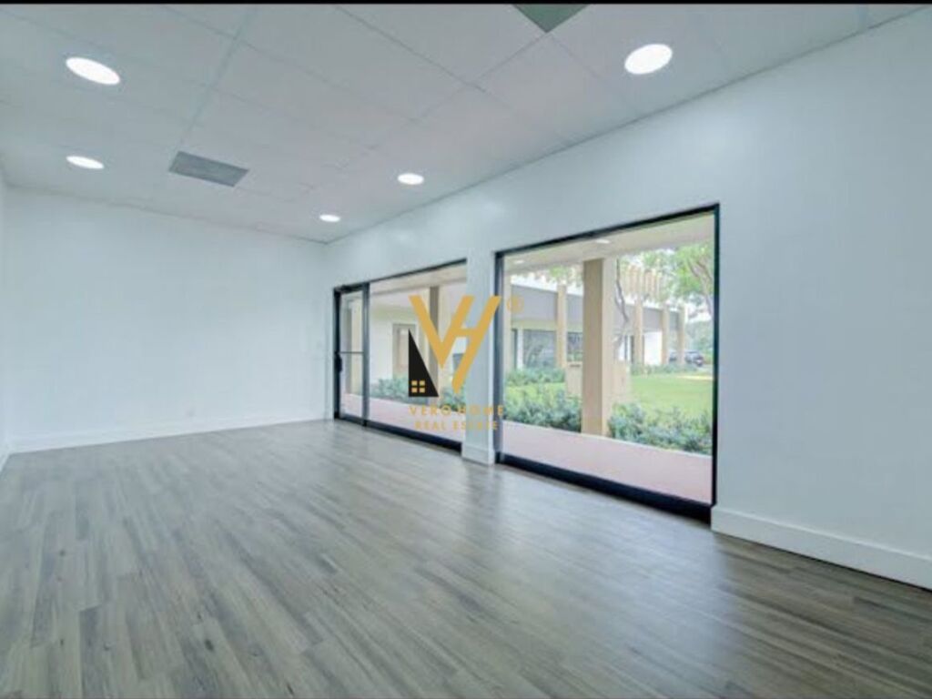 Jepet Dyqan me qera te Rruga e Kavajes 40 m2