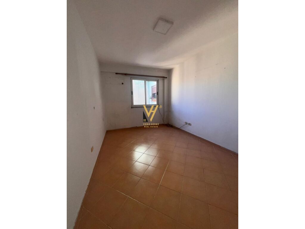 Shitet Apartament 2+1+ballkon te Komuna e Parisit 94 m2