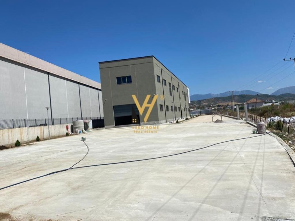 Jepet magazin me qera ne Vaqarr 1000 m2 2