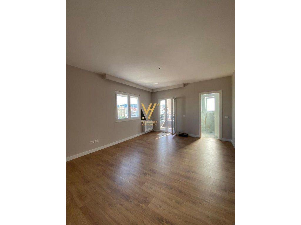 JEPET ZYRE 130 M2 ME QERA NE BLLOK 2.000 EURO 3