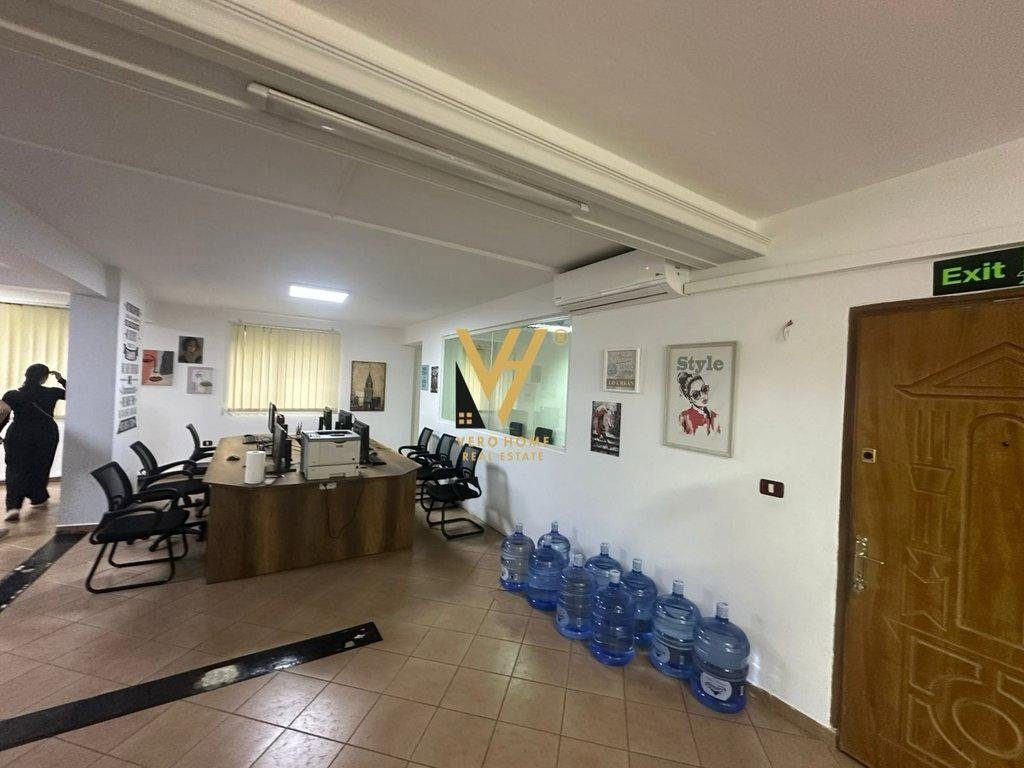 JEPET ZYRE 120 M2 ME QIRA TE ISH PARKU 80.000 LEKE 2
