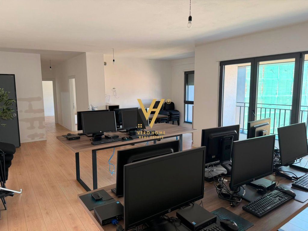 JEPET ZYRE 122 M2 ME QIRA TE K.NDREGJONI, BULEVARDI I RI 1.500 EURO