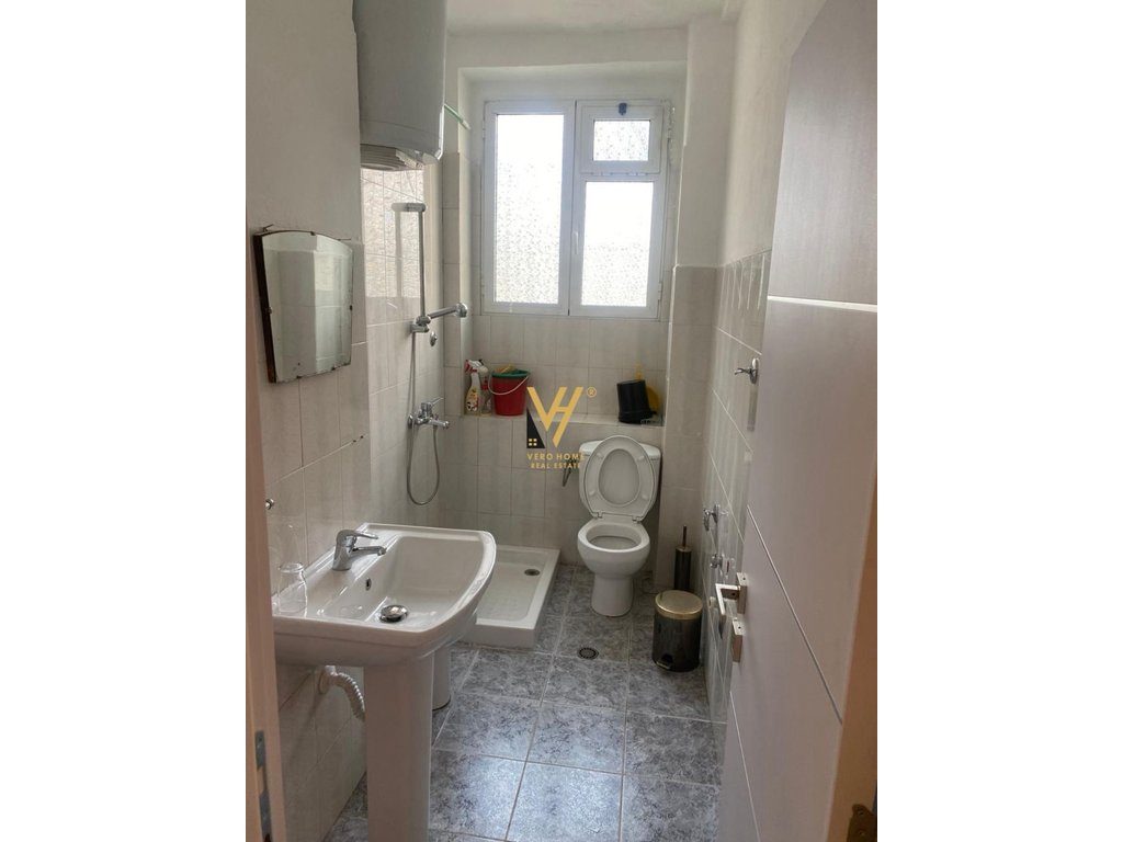 JEPET AMBIENT BIZNESI 75 M2 ME QIRA TE RRUGA E DIBRES 1.500 EURO 4