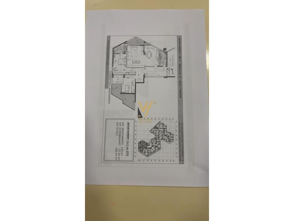 Shitet apartament 3+1+2 te Rruga e Kosovareve 180 m2
