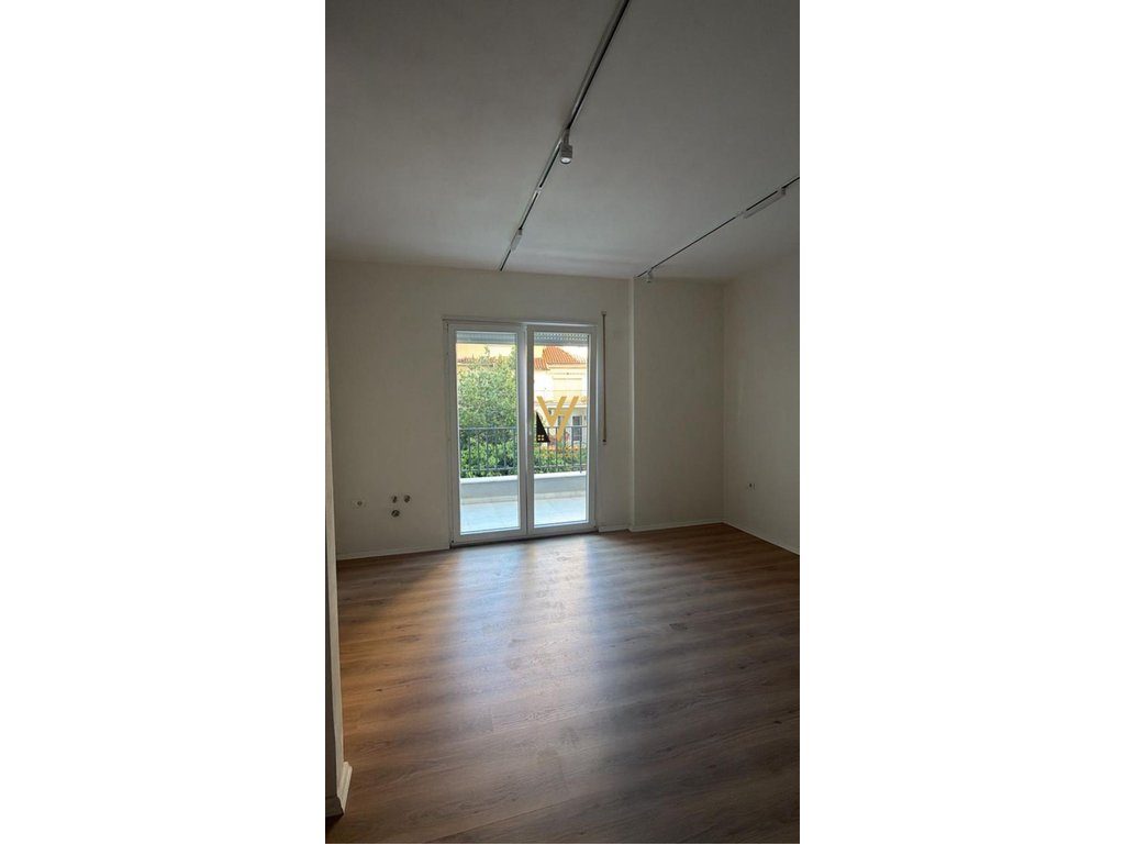 JEPET ZYRE 135 M2 ME QIRA TE PAZARI I RI 1.500 EURO 3