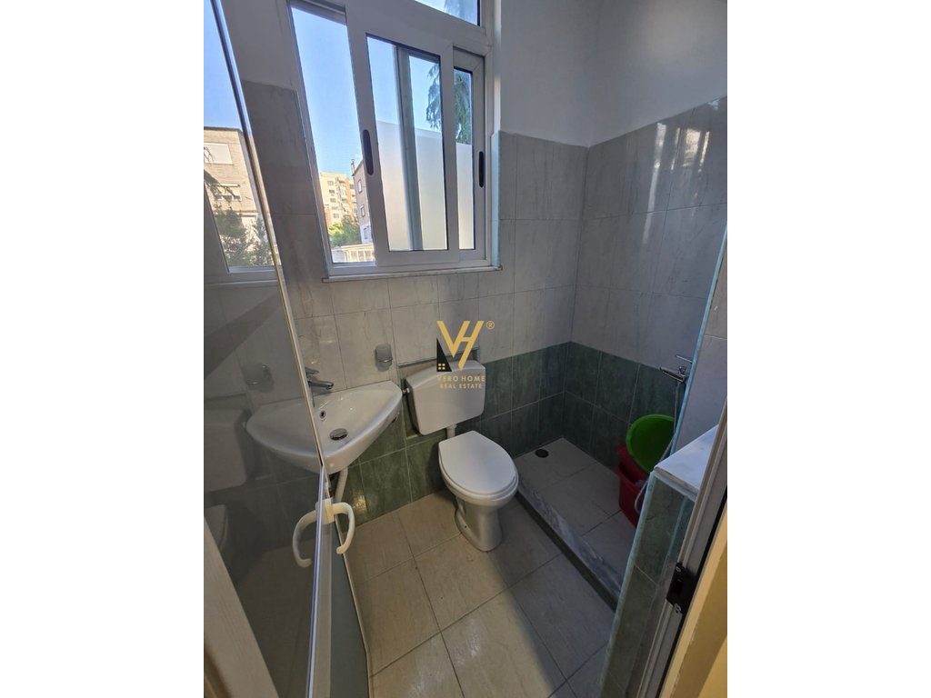 JEPET GARSONIERE 40 M2 ME QERA TE MOZAIKU TIRANES 50.000 LEKE 4