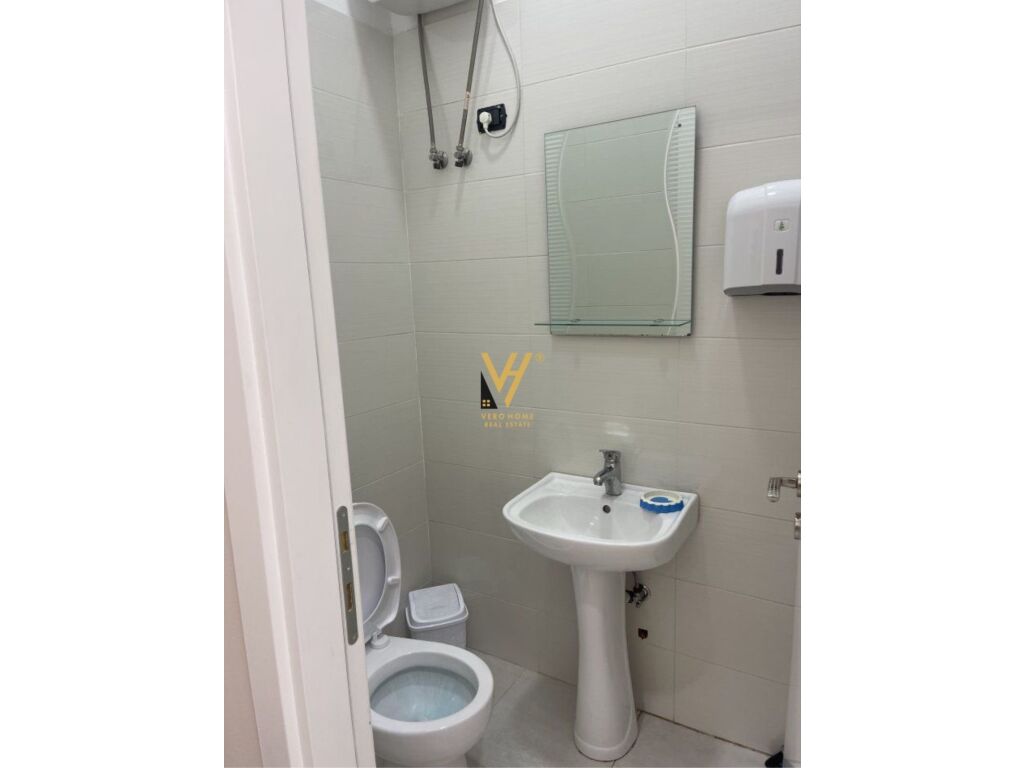Jepet Dyqan me qera te Rruga e Durresit 30 m2