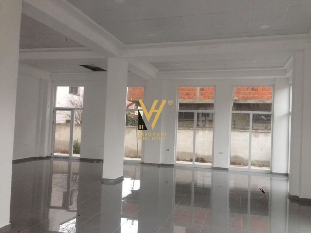 Shitet dyqan te Rruga Besa 140 m2 1