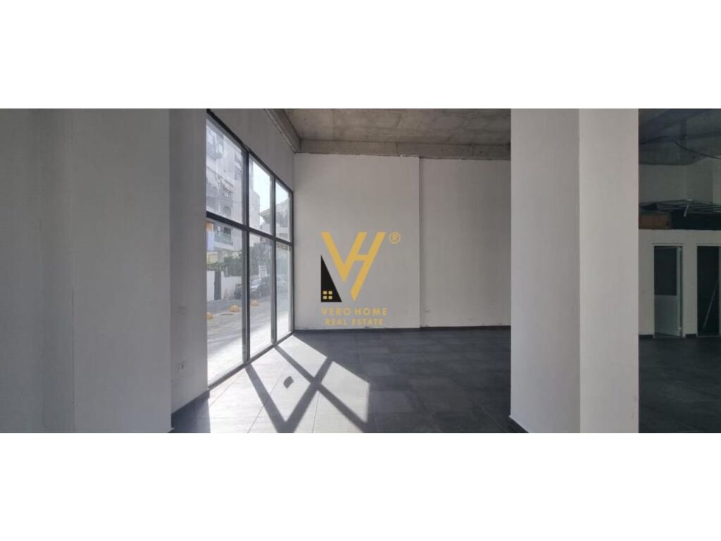 Jepet dyqan me qera te Komuna e Parisit 100 m2 1