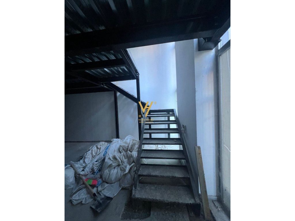 JEPET AMBIENT BIZNESI 240 M2 ME QIRA TE STACIONI I TRENIT 1.500 EURO 2