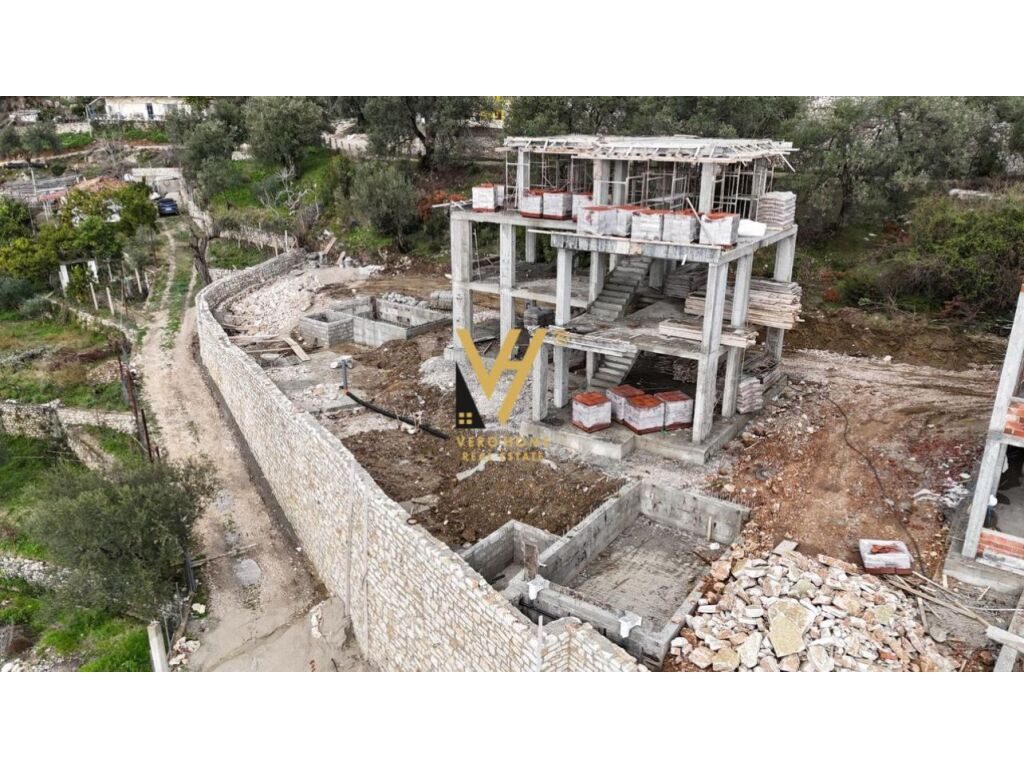 SHITET VILE TRE KATESHE NE BORSH 560.000 EURO