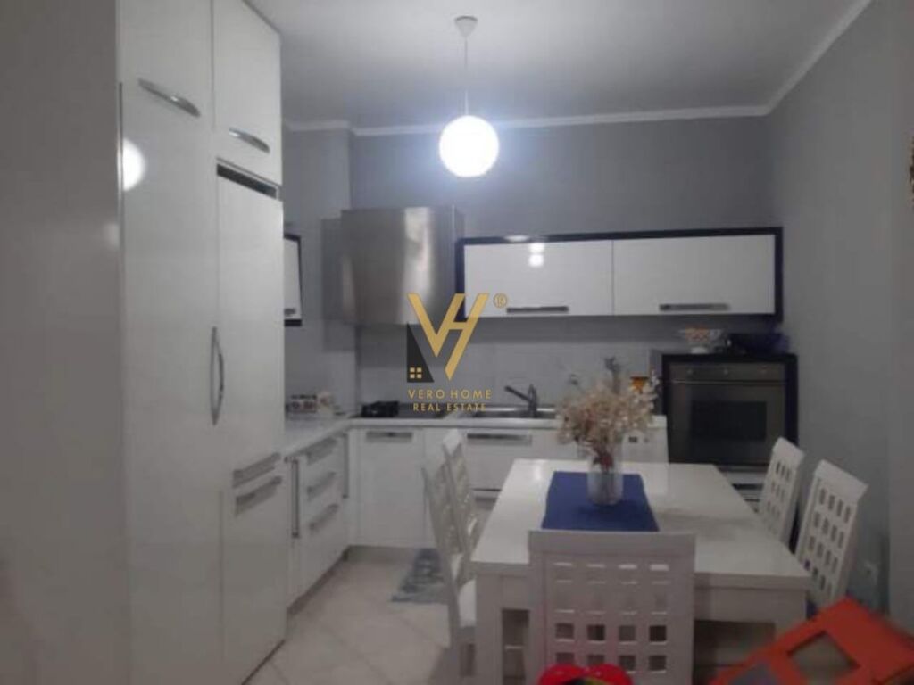 Shitet apartament 1+1 te Kthesa e Kamzes 72 m2 2