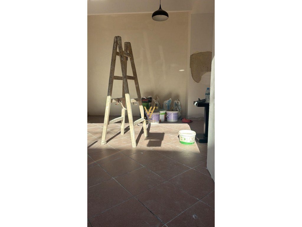 JEPET AMBIENT BIZNESI 35 M2 ME QERA TE MYSLYM SHYRI 40.000 LEKE