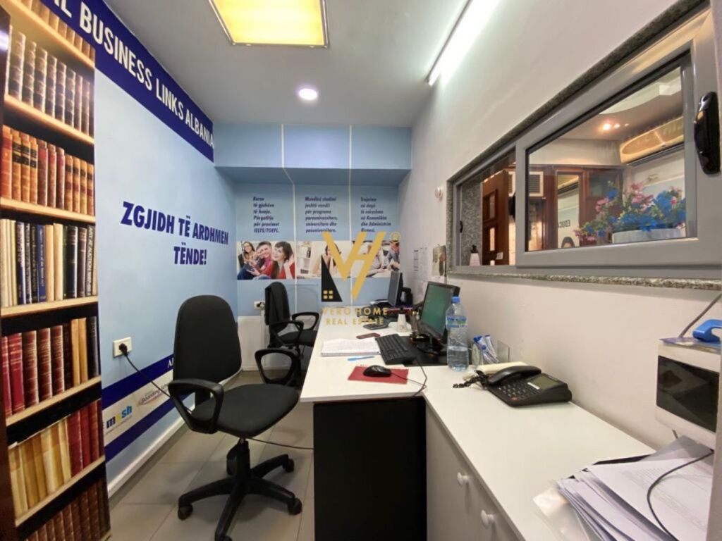 Shitet ambjent komercial te buze Rruges e Kavajes 275 m2 2