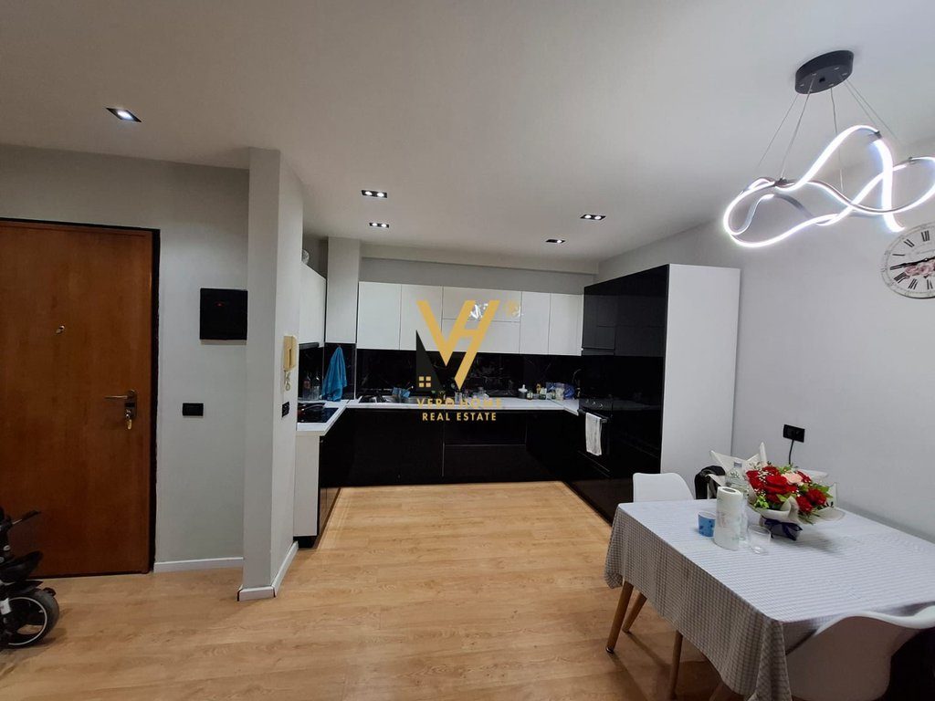 JEPET APARTAMENT 2+1+BLK ME QERA TE KOPSHTI BOTANIK 800 EURO 2