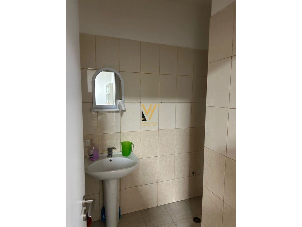 JEPET AMBIENT BIZNESI 56M2 ME QERA PRANE DELIJORGJIT 500 EURO 4