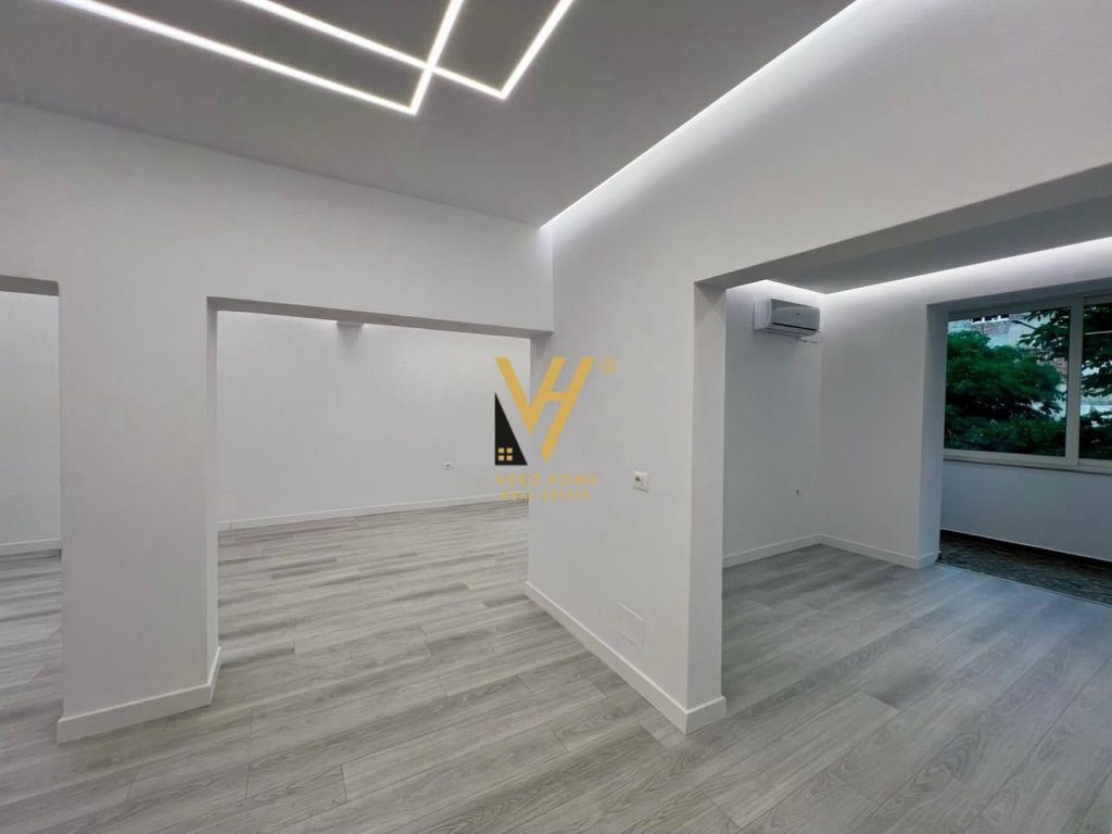JEPET ZYRE 75 M2 ME QERA TE RRUGA E BARRIKADAVE 1.000 EURO 2