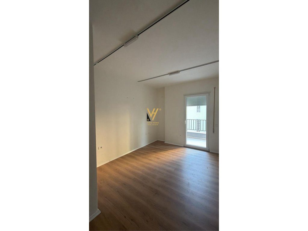 JEPET ZYRE 135 M2 ME QIRA TE PAZARI I RI 1.500 EURO 4