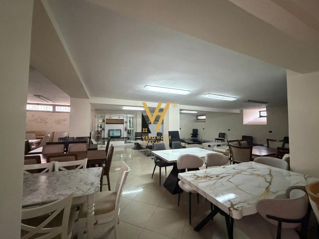 JEPET GODINE BIZNESI 360M2 ME QIRA TE STACIONI TRENIT 750.000 LEKE