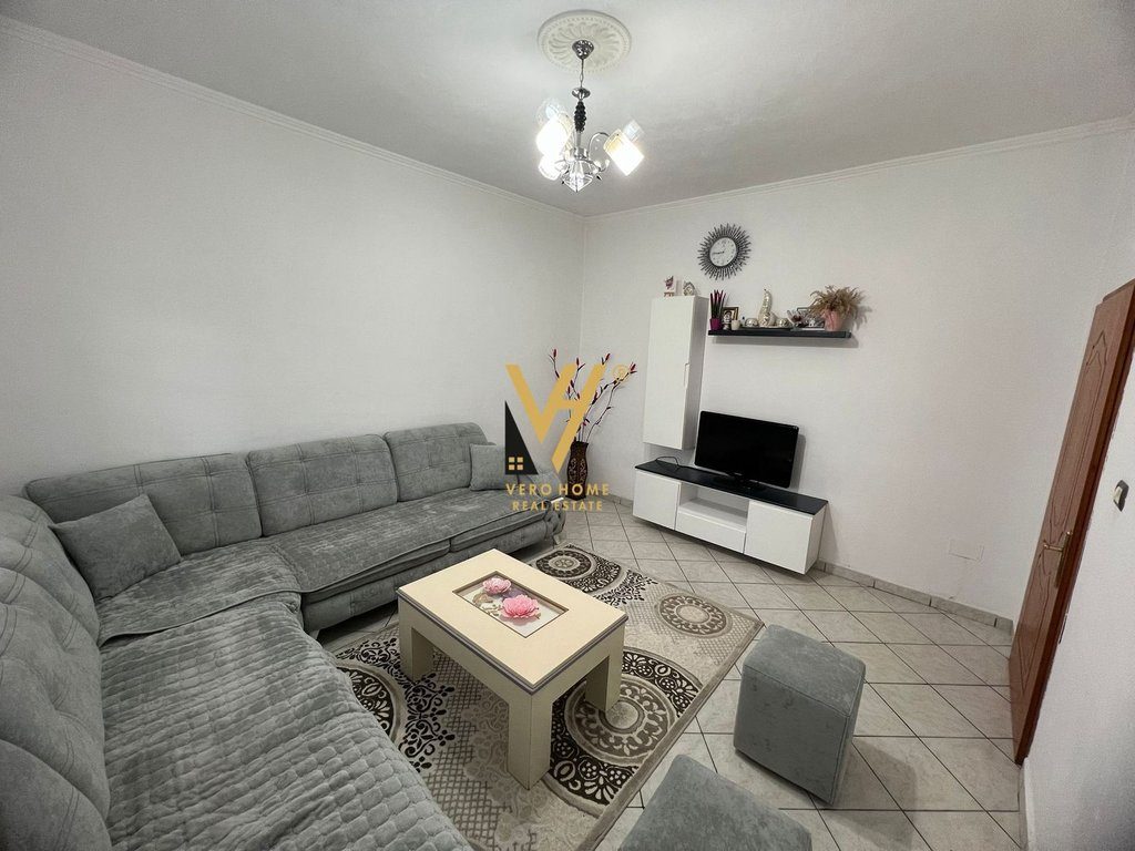 JEPET HYRJE 2+1+BLK ME QERA NE SHKOZE 40.000 LEKE 2