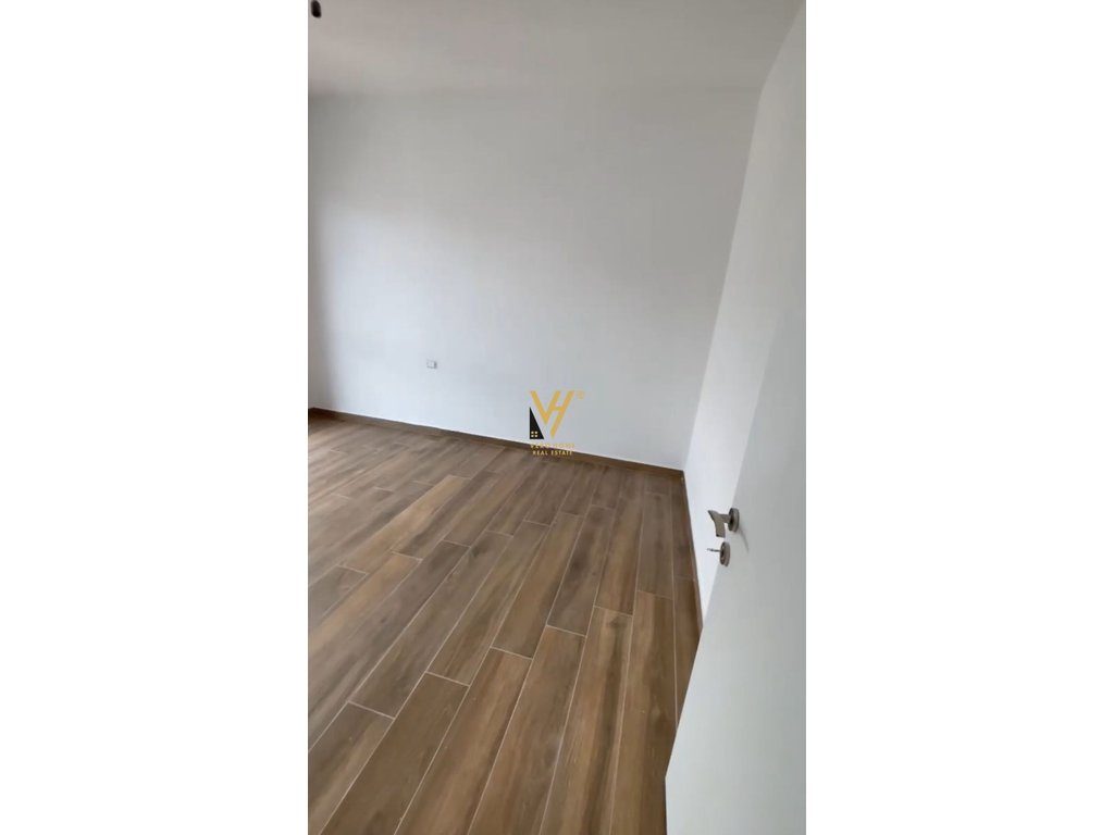 JEPET ZYRE 110M2 ME QERA TE KOMPLEKSI ARLIS 550 EURO 3