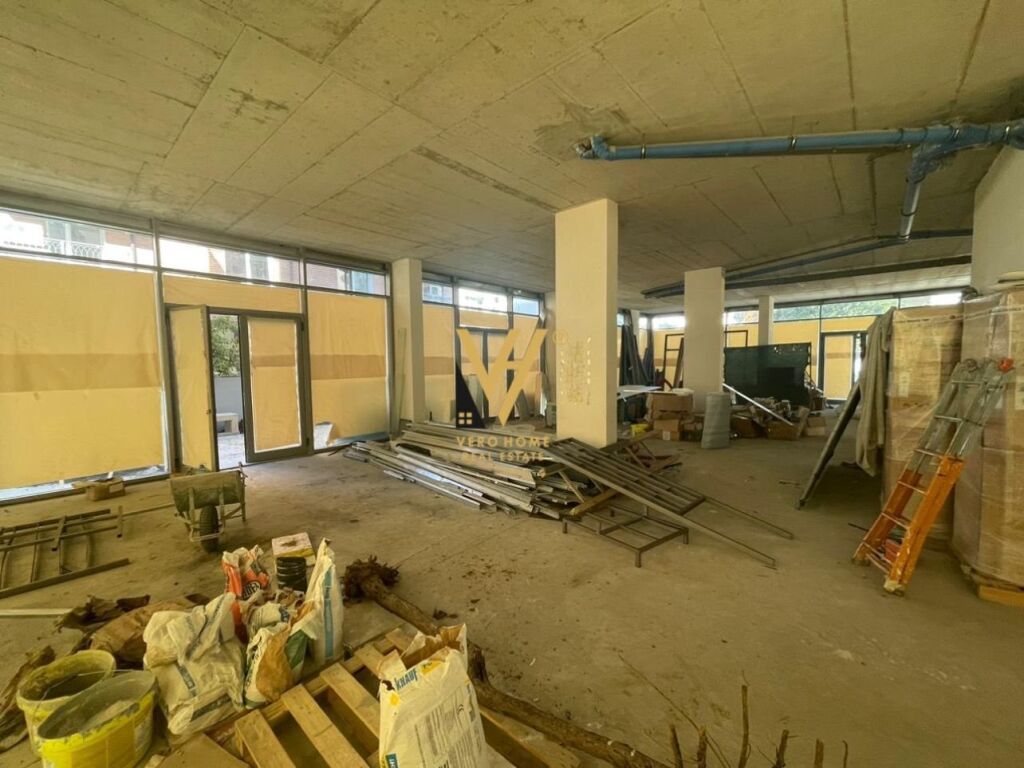 Shitet Dyqan te Rruga e Elbasanit 376 m2 2