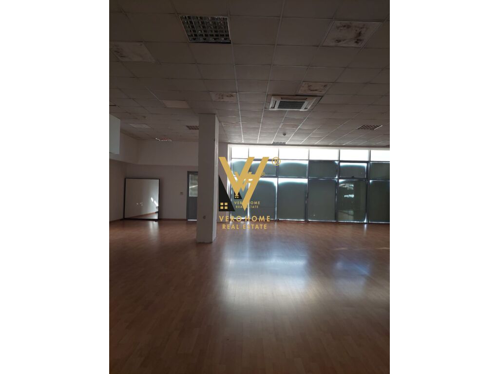 JEPET ZYRE 245 M2 ME QERA TE RRUGA 5 MAJI 2.500 EURO