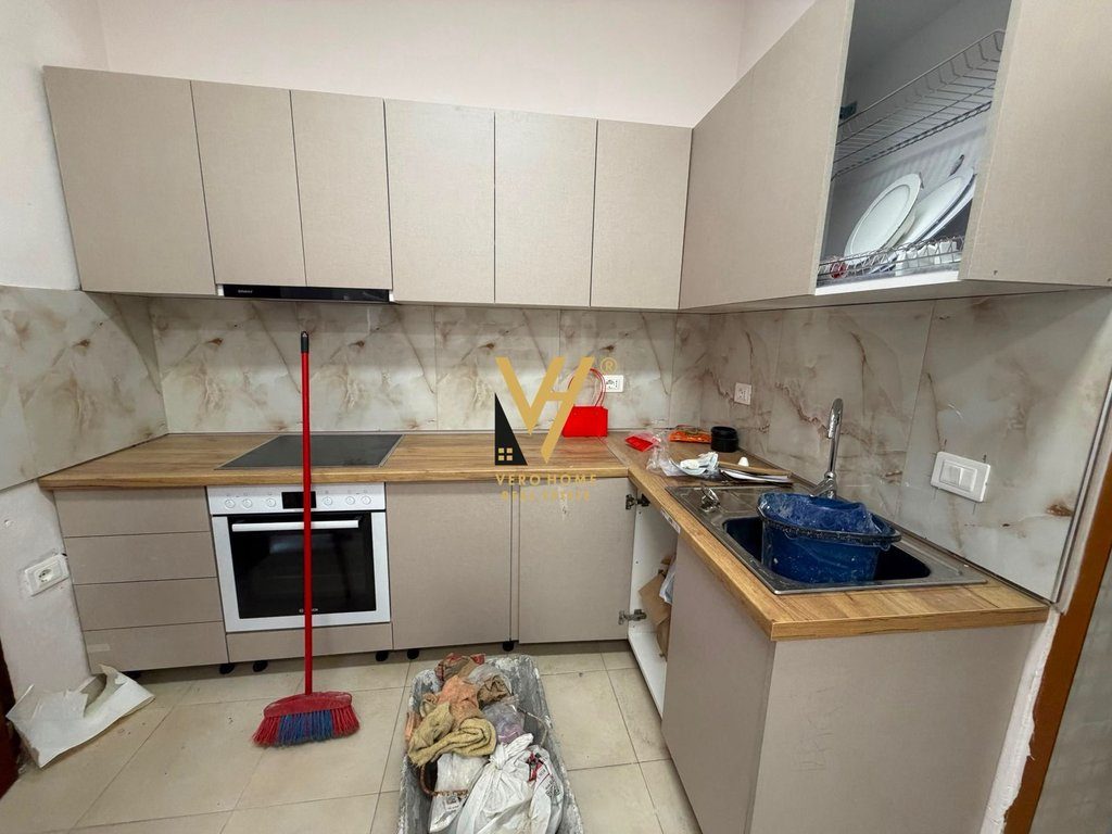 JEPET AMBIENT BIZNESI 85 M2 ME QIRA NE MYSLYM SHYR 80.000 LEKE 3
