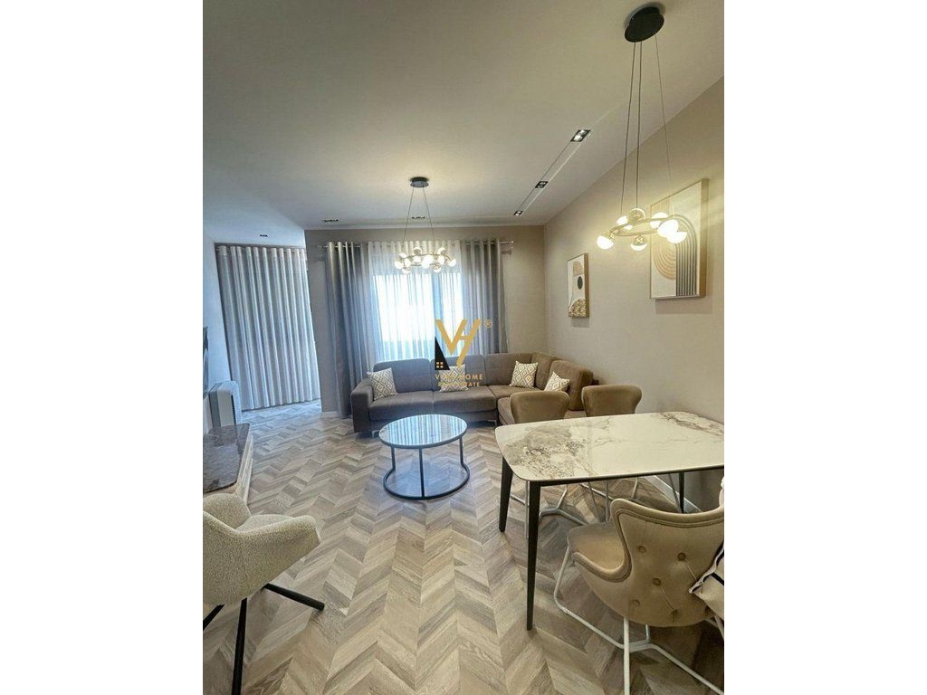 JEPET APARTAMENT+GARSIONERE ME QERA NE QENDER 1.500 EURO 2