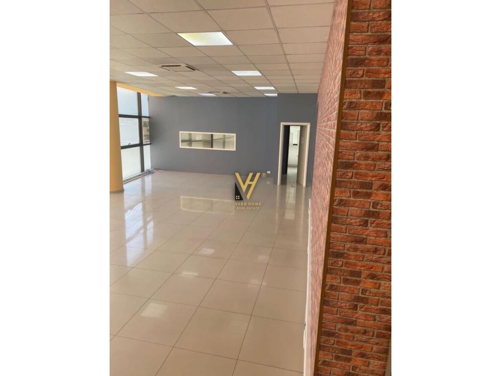 Jepet zyre me qera te Qendra Kristal 220 m2 3