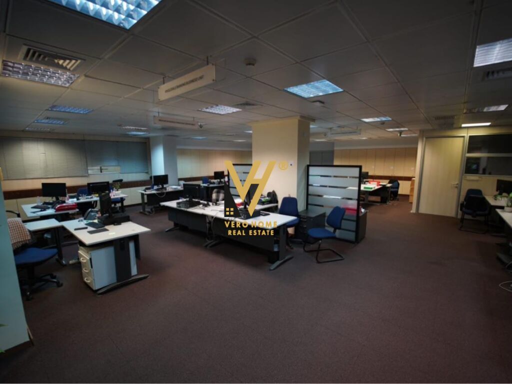 JEPET ZYRE 300 M2 ME QERA BUZE RRUGES KAVAJES 9.000 EURO 1