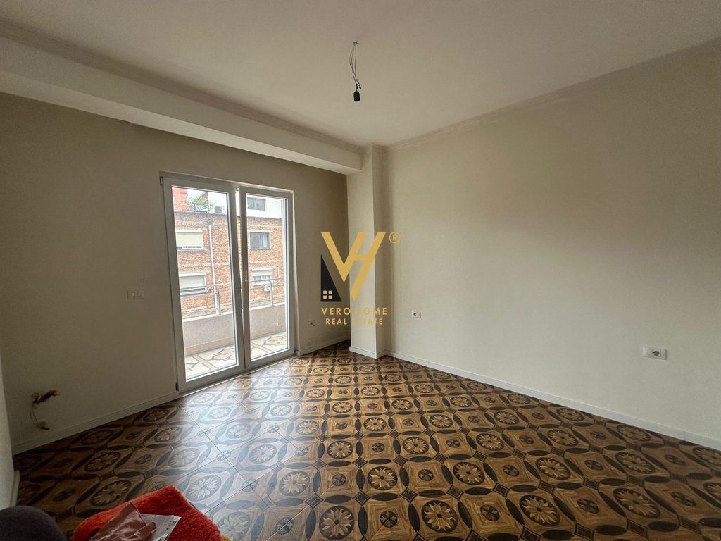 JEPET ZYRE 106 M2 ME QIRA TE TREGU CAM 700 EURO
