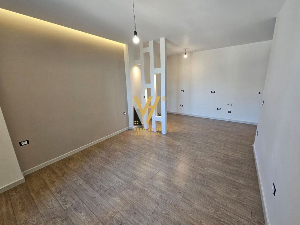 SHITET APARTAMENT+GARSONIERE TE ZOGU I ZI 300.000 EURO 2