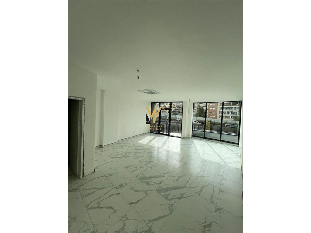 JEPET ZYRE 55 M2 ME QERA TE LAKE VIEW 1.000 EURO