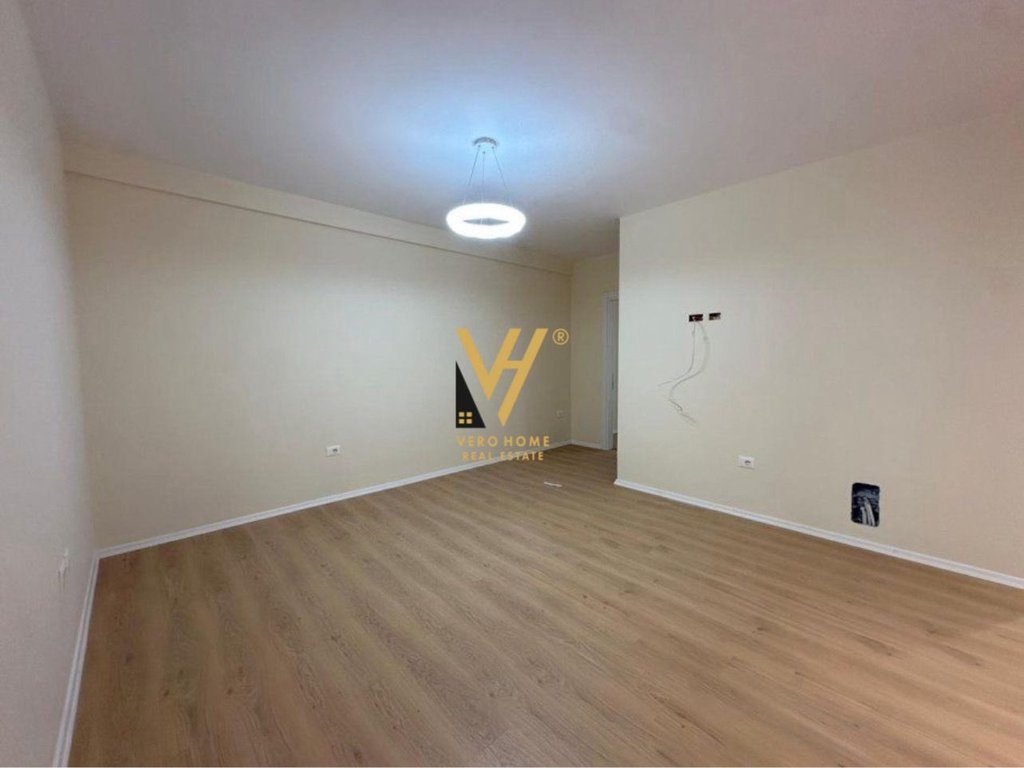 JEPET ZYRE 97 M2 ME QERA TE BLV. MIGJENI ASTIR 550 EURO 3
