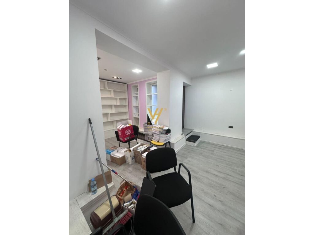 Jepet dyqan me qera te Blloku 60 m2 2